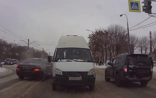 Маршрутчика лишили права проезда по встречке: видео